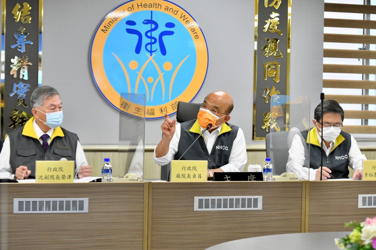 ▲行政院長蘇貞昌今（1）日赴指揮中心召開擴大防疫會議。（圖／行政院提供）