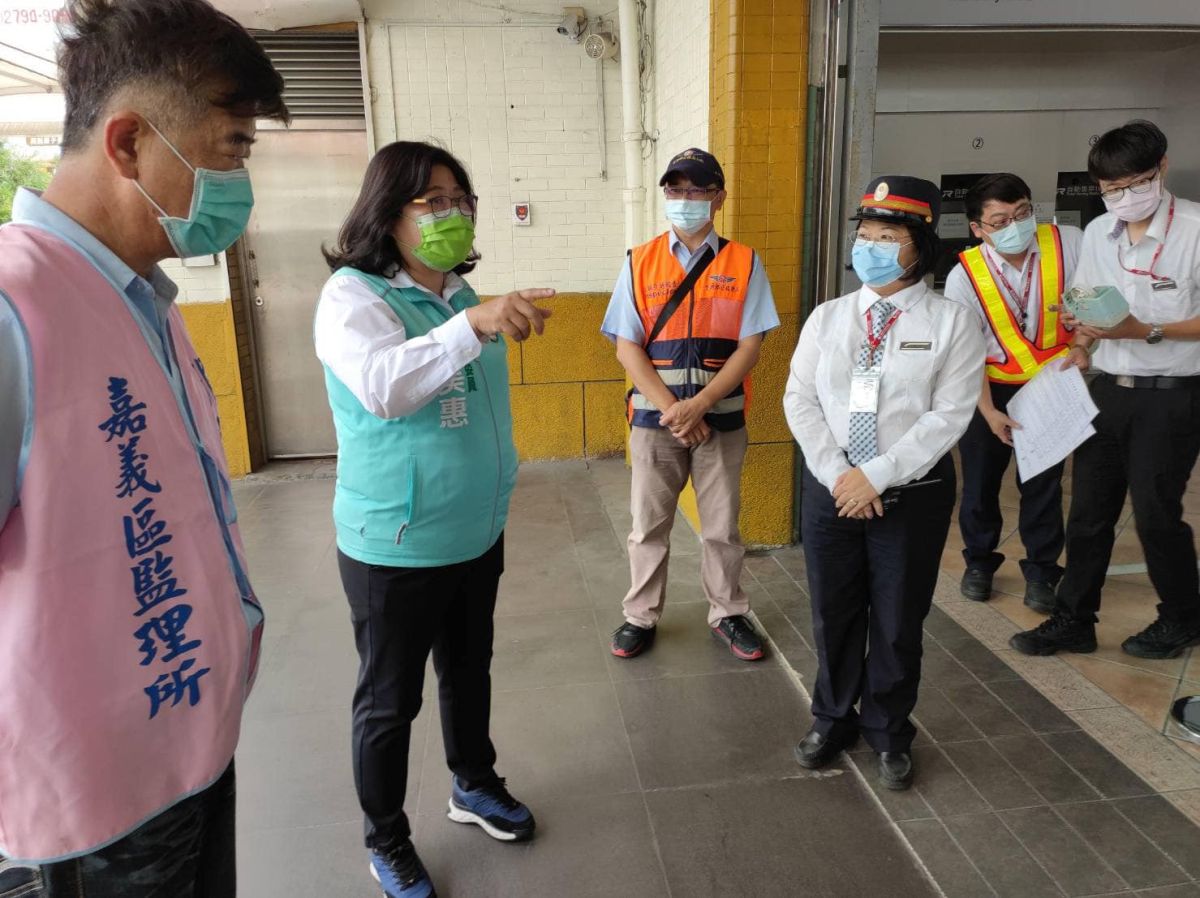 ▲台鐵工會51不加班，立委王美惠今日關心民眾轉乘的狀況。（圖／王美惠辦公室提供）