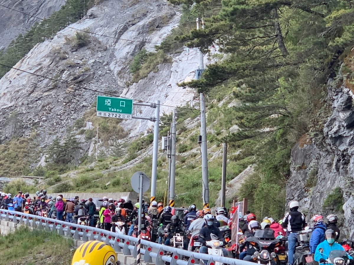 ▲台20線南橫公路通車，湧現遊客車潮。（圖／翻攝自記者爆料網）