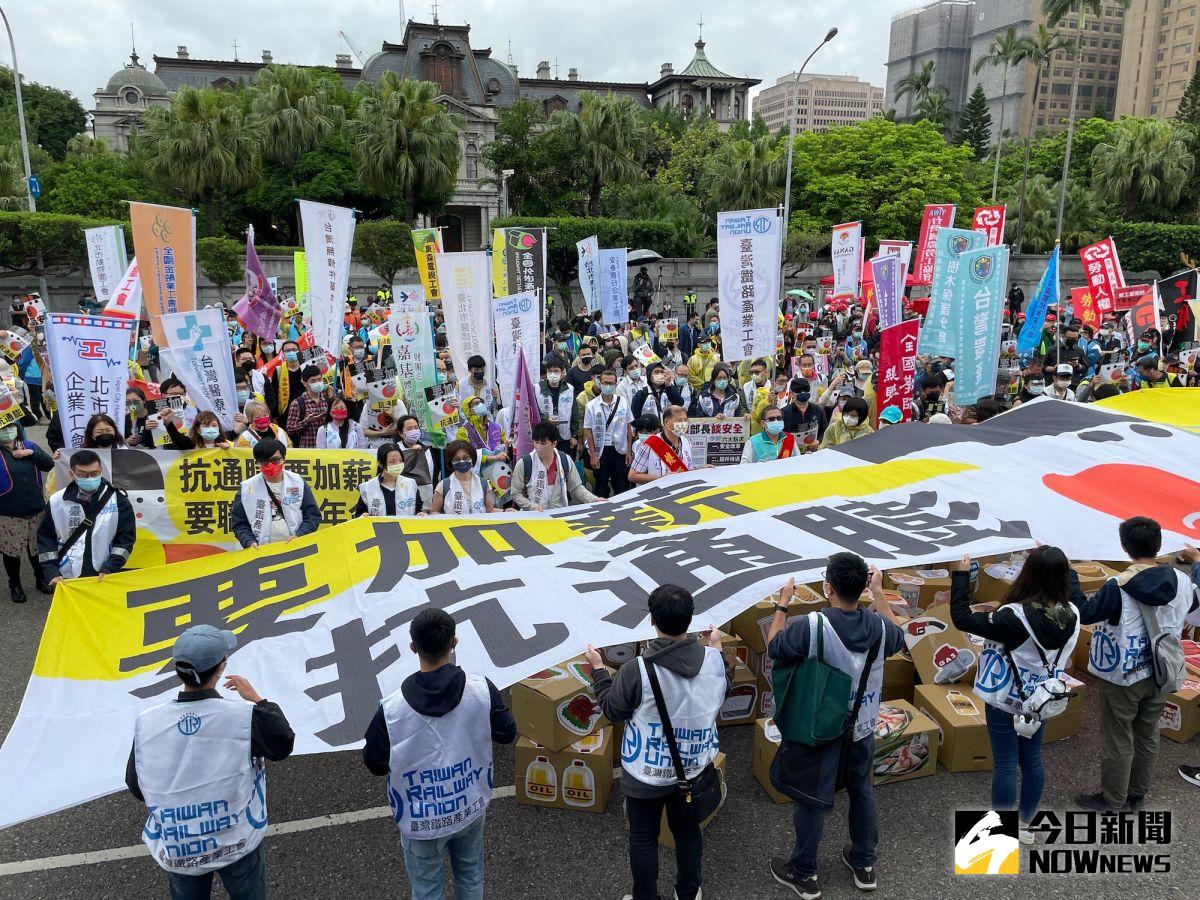 ▲集會活動今（1）日下午2於凱道登場，有上百家來自各行各業的工會、近千位勞工響應參與，提出「抗通膨、要加薪、要職安、保年金」四大訴求。（圖／記者黃仁杰,2022.05.01）