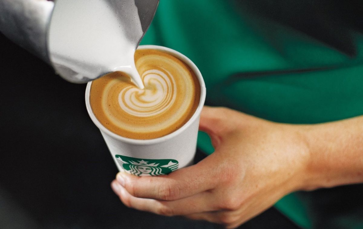 ▲台灣星巴克5/14(六)將舉行近年來最大規模的聯合招募徵才活動，總計開出700名正職及兼職人員職缺，參與面試者當日即招待一杯冰熱自選的本日咖啡。內部員工福利曝光，只要上班期間可免費享用2杯飲品，還有員工購物折扣等優惠。（圖／台灣星巴克提供）