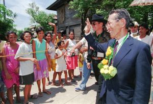 ▲投降後的小野田寬郎回到菲律賓，捐款幫助當地學童。（圖／美聯社）