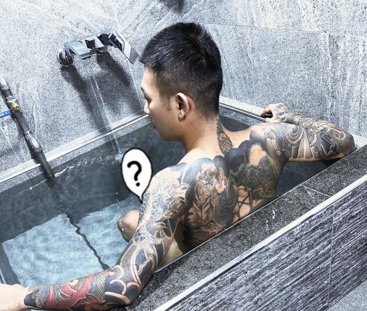 ▲鳳梨曬泡湯照，竟讓粉絲全部歪樓了。（圖／翻攝鳳梨FB）