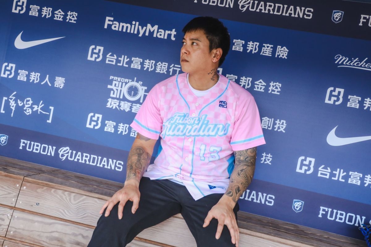 ▲陳鴻文穿上富邦粉紅球衣。（圖／富邦提供）