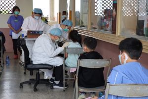 ▲高雄滿六歲學童，小坪國小今日首場開打莫德納疫苗。（圖／高雄市政府提供）