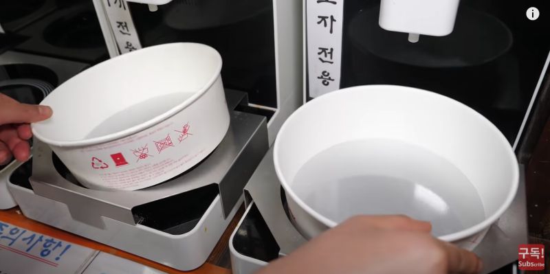 ▲把特殊碗放在電磁爐上加熱，就能煮出一碗道地韓式泡麵。（圖／翻攝自YouTube하이푸디 HiFoodie）