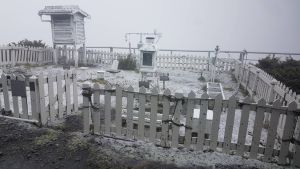 ▲氣象局玉山觀測站今天下午1:40觀測到下雪，是相隔近11年來再次出現「五月雪」的狀況。（圖／中央氣象局玉山觀測站提供）