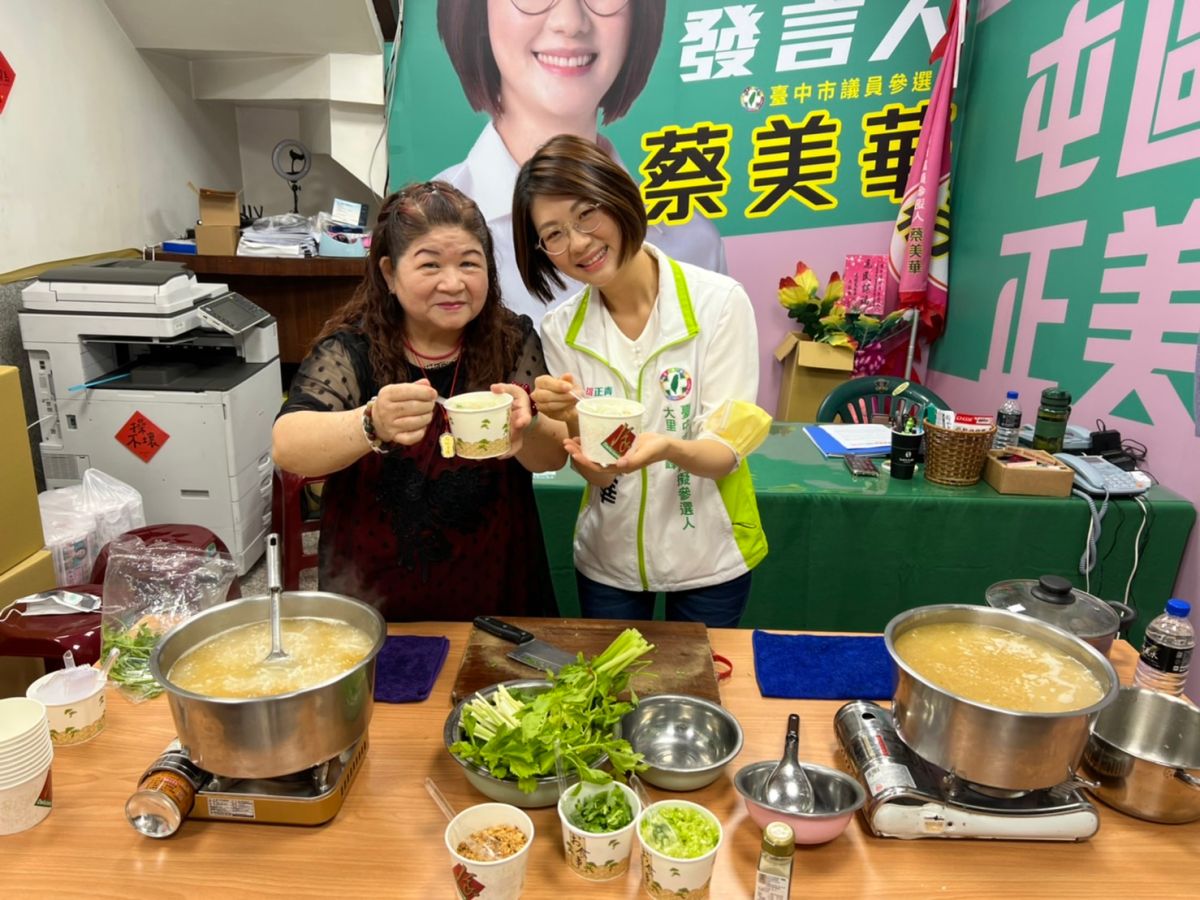 ▲大里、霧峰選區民進黨市議員初選蔡美華請出在新北市賣米粉湯的蔡媽媽南下，現煮米粉湯慰勞輔選幹部志工。(圖／柳榮俊攝2022.5.2)
