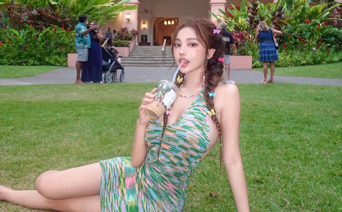 ▲黃琳下樓梯突回眸，傲人側胸呼之欲出。（圖／黃琳IG）