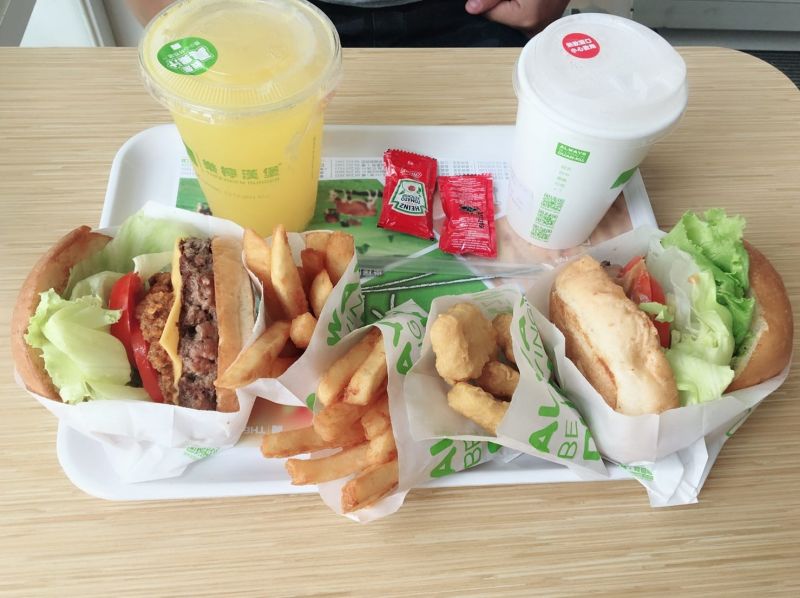 ▲網友意外發現一間來自台灣本土的速食店「樂檸漢堡」，沒想到第一次試吃就驚為天人。（圖/爆廢公社）