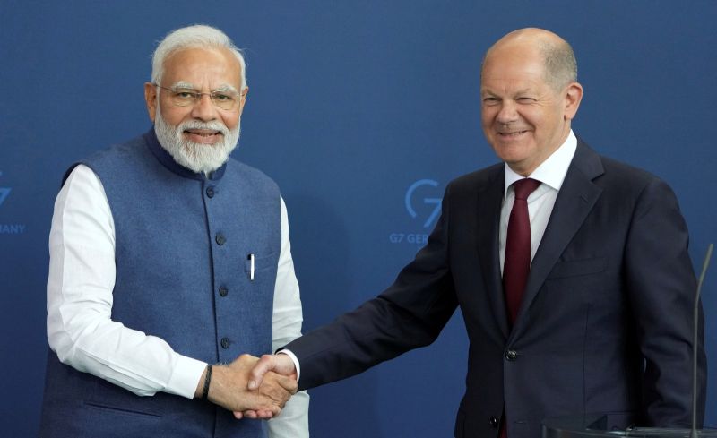▲德國總理蕭茲在柏林會見印度總理莫迪後，承諾提供100億歐元（約3100億台幣） 協助印度達成氣候目標，但兩位領導人對烏克蘭戰事的立場依舊南轅北轍。（圖／美聯社／達志影像）