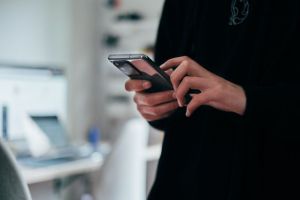 ▲隨著科技更迭,人們已經從以前的按鍵式手機轉換為智慧型手機。(示意圖,圖中人物與當事者無關/取自unsplash) ▲隨著科技更迭,人們已經從以前的按鍵式手機轉換為智慧型手機。(示意圖,圖中人物與當事者無關/取自unsplash)