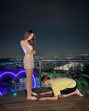 ▲Wendy和孫生日前大吵一架,孫生當眾下跪求女友原諒。(圖/孫生IG) ▲Wendy和孫生日前大吵一架,孫生當眾下跪求女友原諒。(圖/孫生IG)