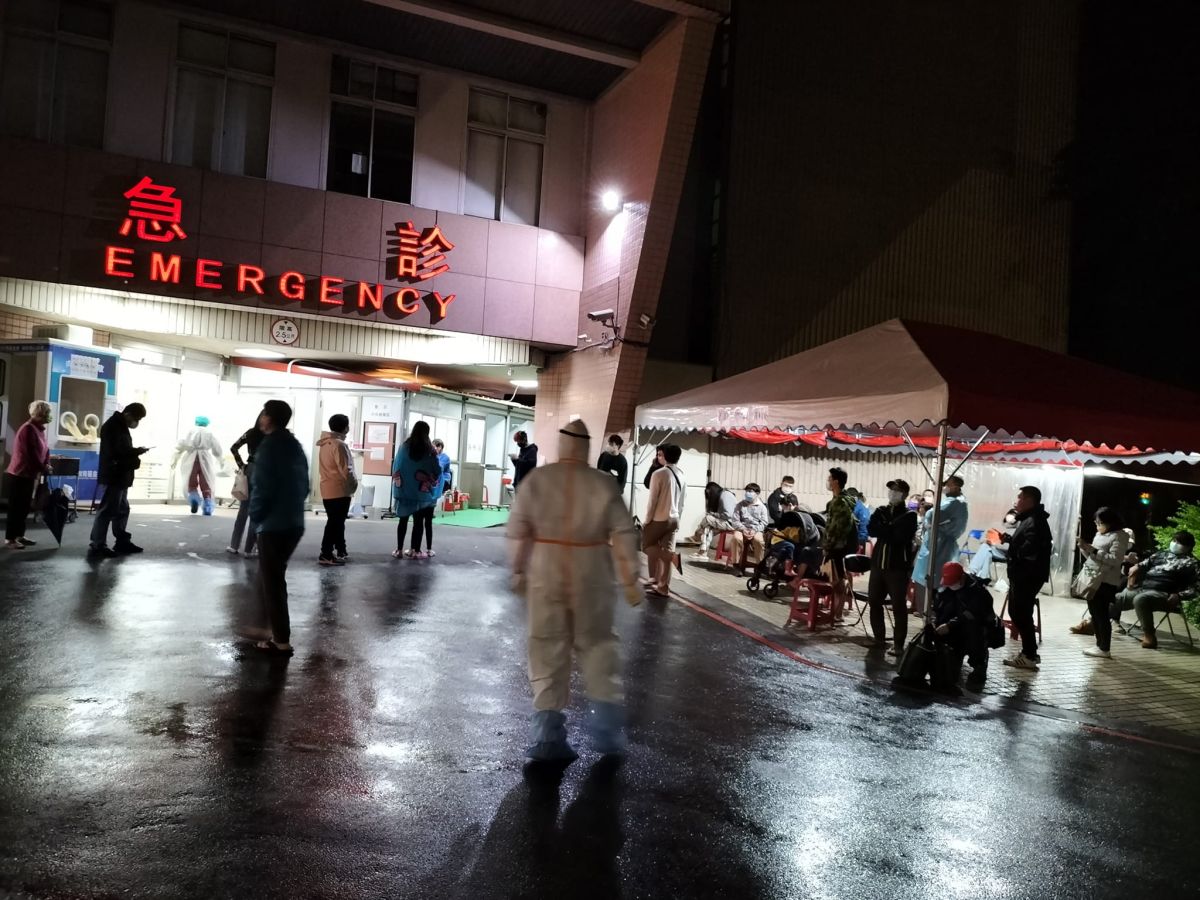 ▲2日深夜11點，仍有大批民眾在急診室外排隊等待篩檢、領取報告。（圖／胸腔科醫師蘇一峰臉書）