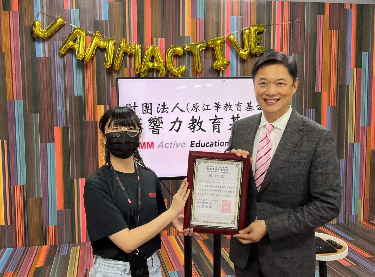 ▲四月影響力講堂邀請職涯規劃專家李大華分享並於講座後致贈感謝狀。(圖／影響力教育基金會提供)