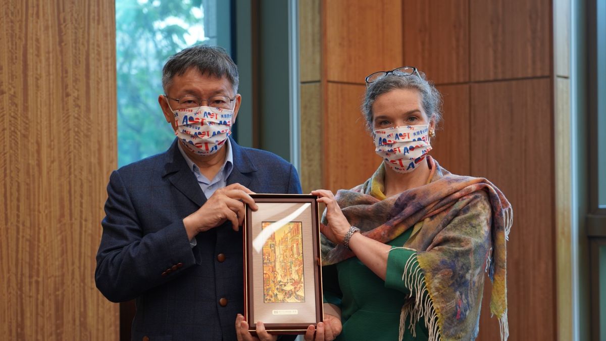 ▲台北市長柯文哲（左）2日上午應邀前往美國在台協會，拜會處長孫曉雅（右）。（圖／台北市政府提供）