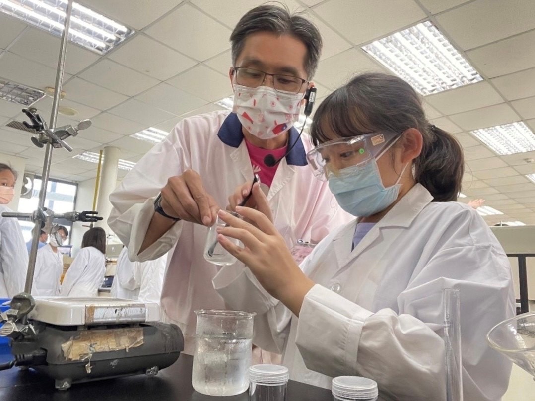 ▲台中市大甲高中與東海大學合作開設「探索化學」課程。（圖／教育部提供）