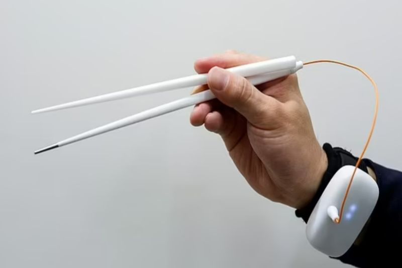 ▲日本大學教授與飲料廠商共同研發一款「增鹹電子筷」，在不須額外添加鹽巴之下可提升1.5倍的鹹味口感。（圖／翻攝自TechBlog）