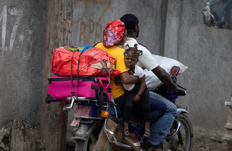 海地首都幫派衝突加劇再爆槍戰　民眾攜家逃離
