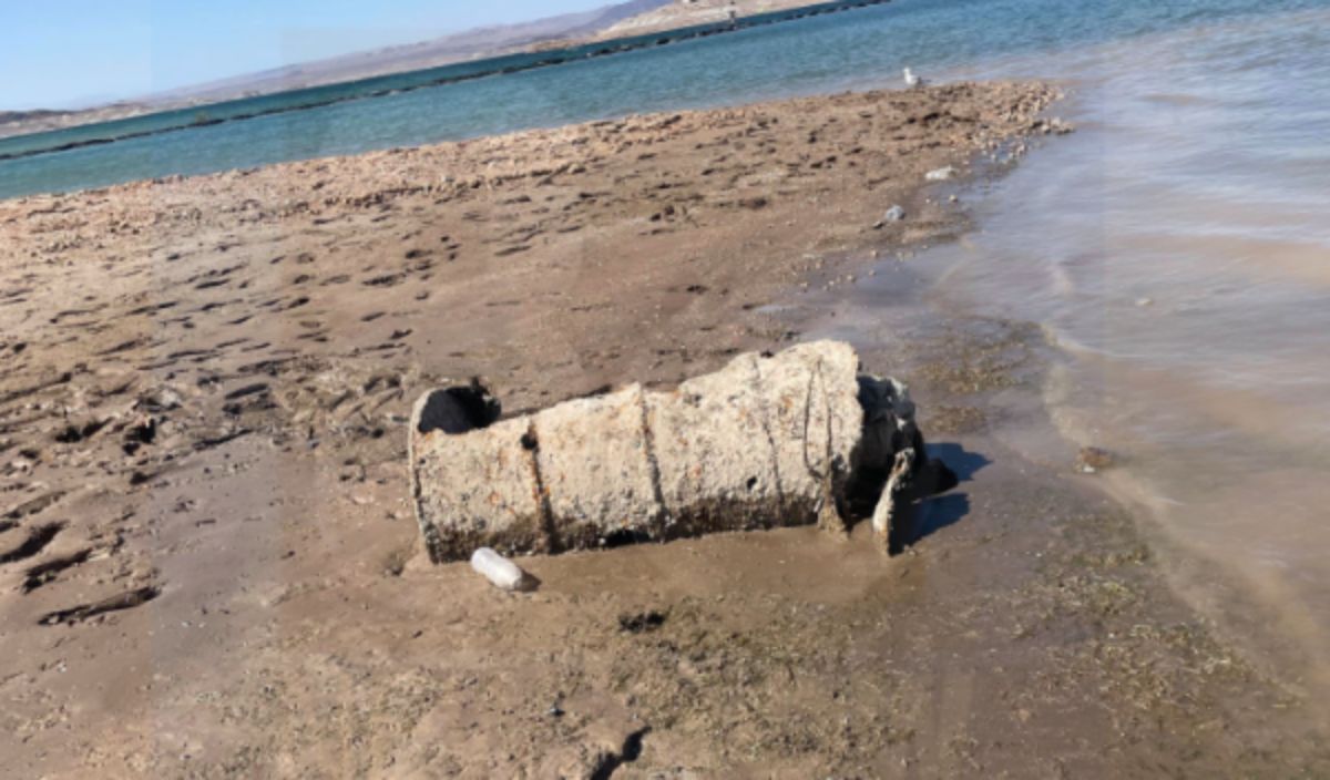 ▲美國警方表示，由於乾旱加劇，一具40年前被棄屍湖中的遺體終於重見天日。當局警告，隨著水位下降，可能還會有更多人體遺骸現蹤。（圖／翻攝自KTLA）