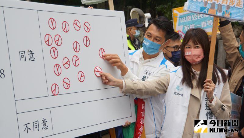 ▲台灣民眾黨舉行全台大縱走活動，為「18歲公民權」修憲案催票。（圖／資料照片）