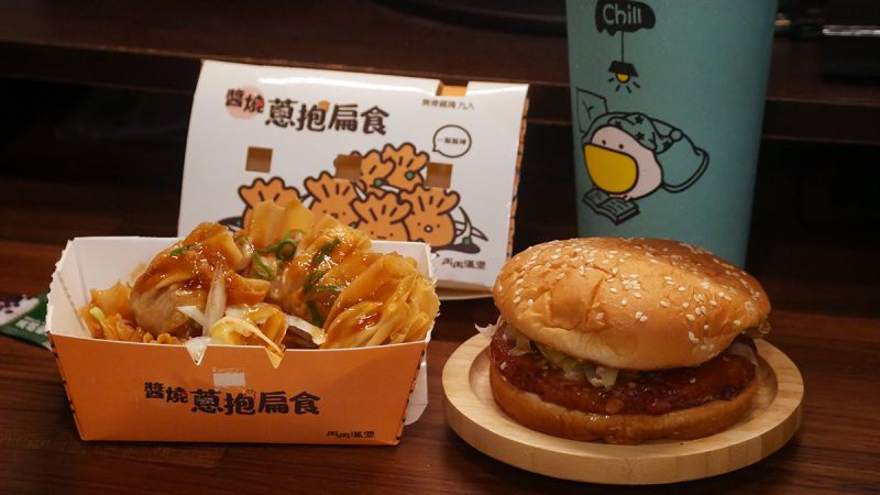 ▲蔥抱扁食有推出A套餐99元（搭烤醬雞堡+大紅茶牛奶）、B套餐95元（搭五穀瘦肉粥+大紅茶牛奶），百元套餐的價格定位還算可接受。（圖／取自「阿捷的打飯班」）