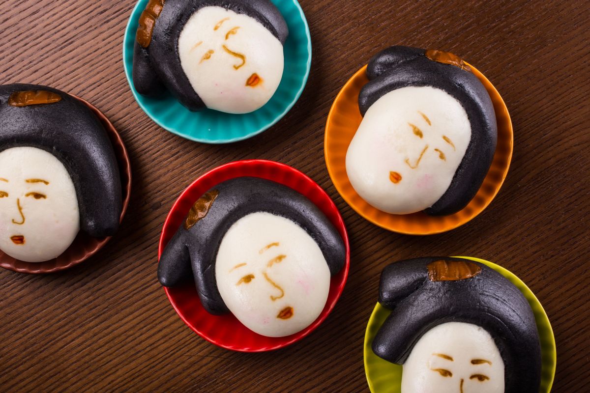 ▲台北晶華酒店母親節「搞孝」打造唐朝貴妃造型的壽桃，小巧鵝蛋臉搭配Kuso表情，發揮幽默感逗樂母親大人！Mister Donut擬人化微笑愛心甜甜圈搭配買6送3優惠；珠寶盒法式點心坊則推出優雅禮帽蛋糕，甜寵媽咪。（圖／台北晶華酒店提供）