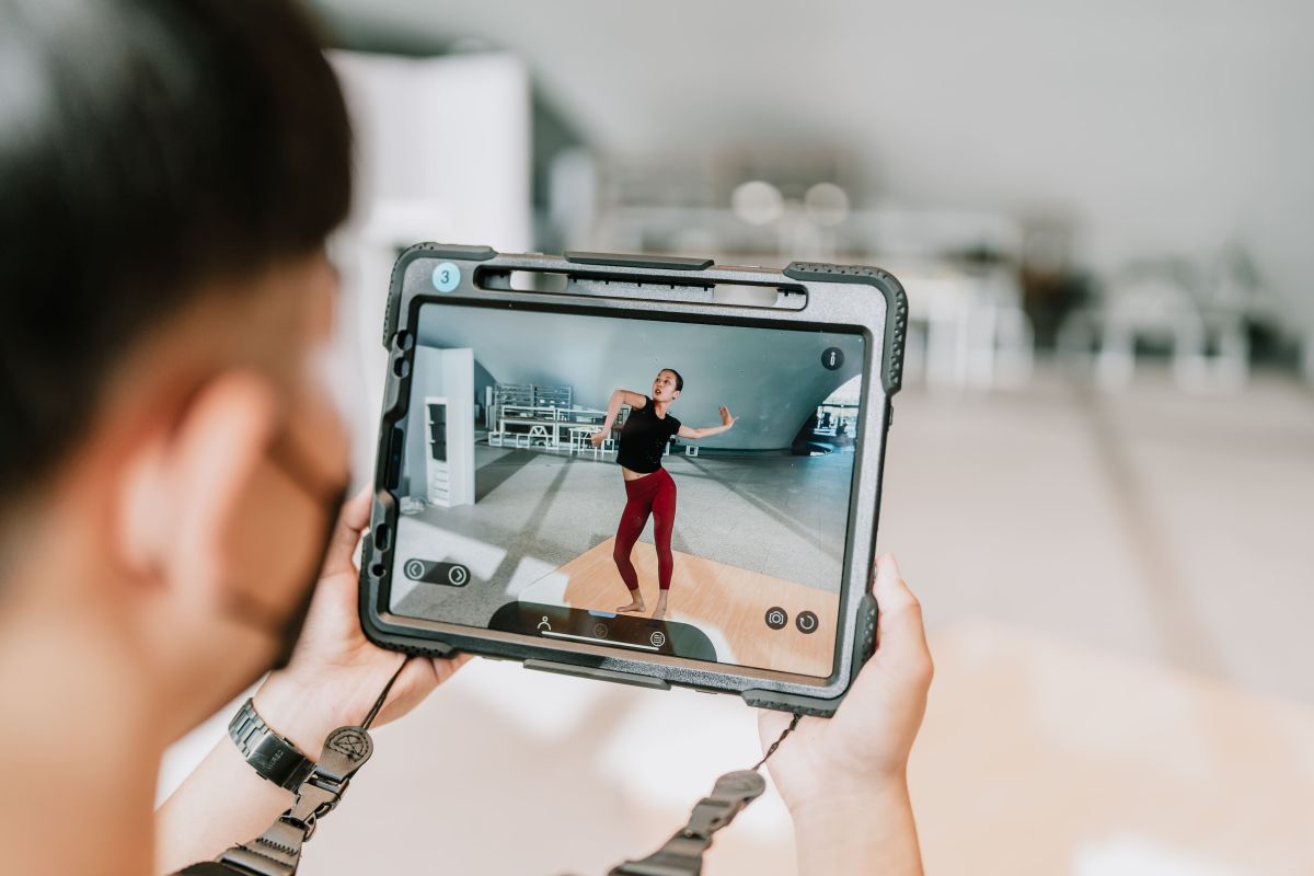 ▲《看見你的自由步2.0》透過AR技術與平板裝置，翻轉舞蹈觀賞視角。（圖／康志豪攝）