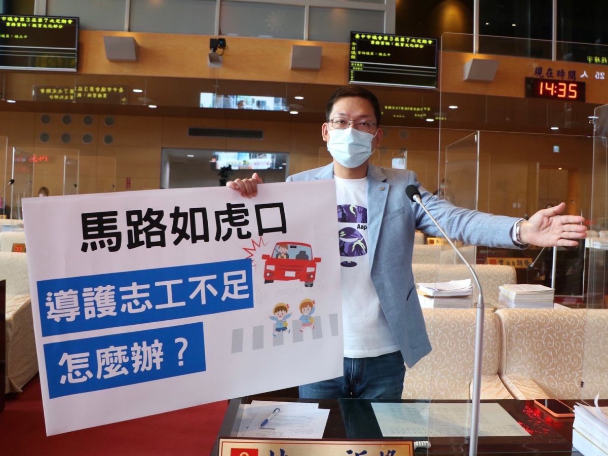 ▲議員林祈烽發現學校導護志工招募不足，學生過馬路險象環生，要求教育局考慮是否應統一招募志工(圖／柳榮俊攝2022.5.3)