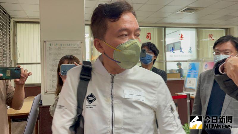 ▲孫鵬陪孫安佐來高院開庭。(圖/記者潘千詩攝,2022.5.3)