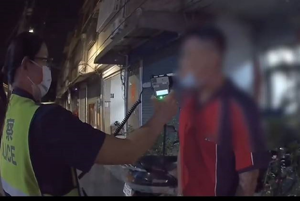 ▲36歲何姓犯嫌（1）日深夜酒駕自撞，酒測值高達1.41mg/L遭送辦，未料於翌日清晨趁警方未注意時，掙脫腳鐐逃逸。（圖／林園警分局提供）