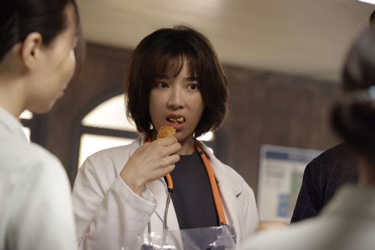 ▲公審許伯&簡芝的親綠女醫劉宗瑀被起底，是台劇《村裡來了個暴走女外科》蔡淑臻飾演女主的原型「劉梓旭」。（圖／MyVideo提供）