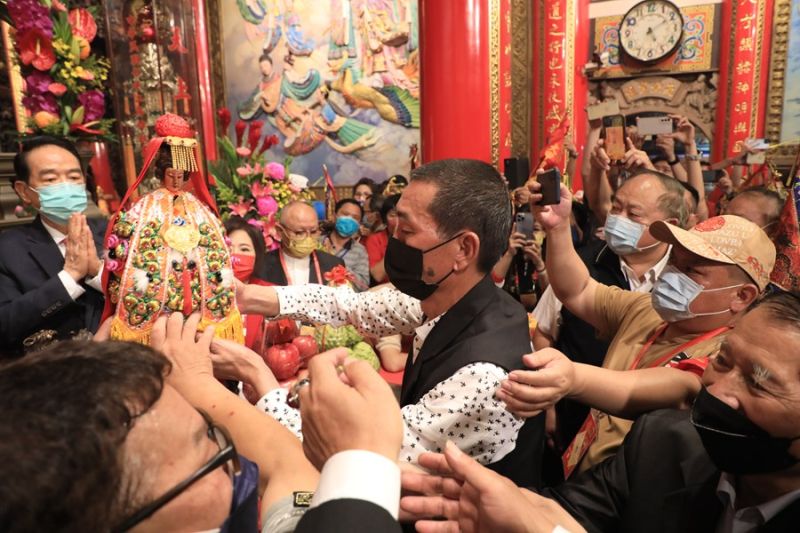 ▲大甲媽起駕日,親民黨主席宋楚瑜(左)親迎媽祖出神龕,曾力挺蔡英文連任的北港朝天宮董事長蔡咏鍀擔任下手。(資料畫面/台中市政府提供,2022.05.03)