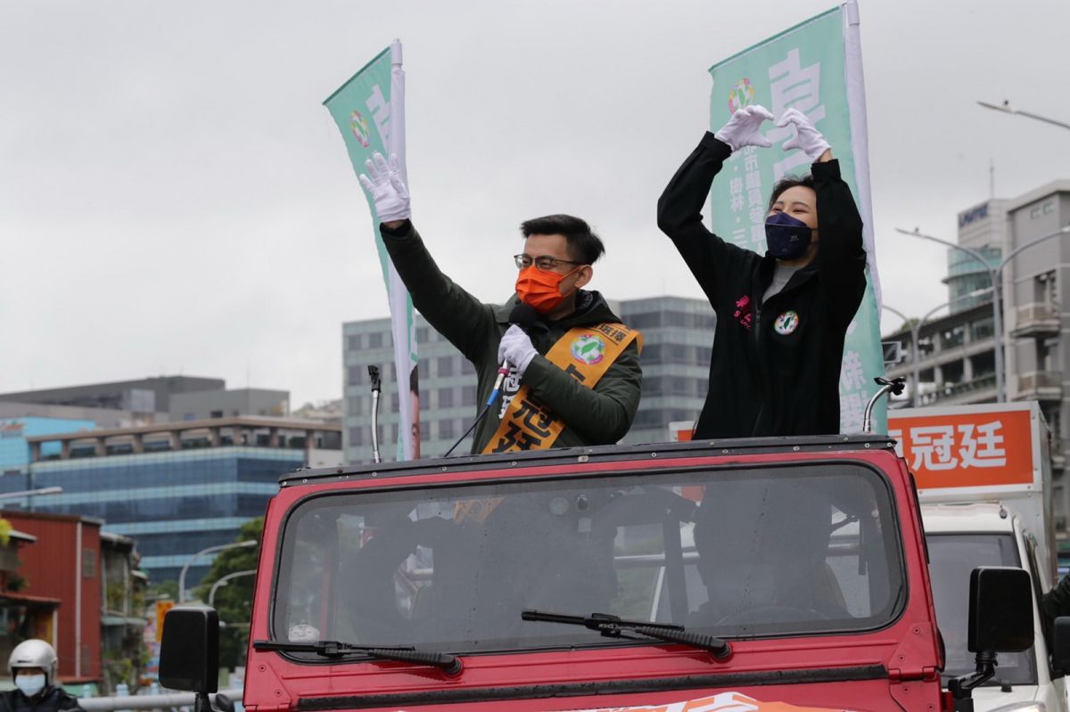 ▲立委賴品妤陪同卓冠廷車隊掃街，沿路並發送愛心光波籲選民支持卓冠廷。（圖／卓冠廷提供）