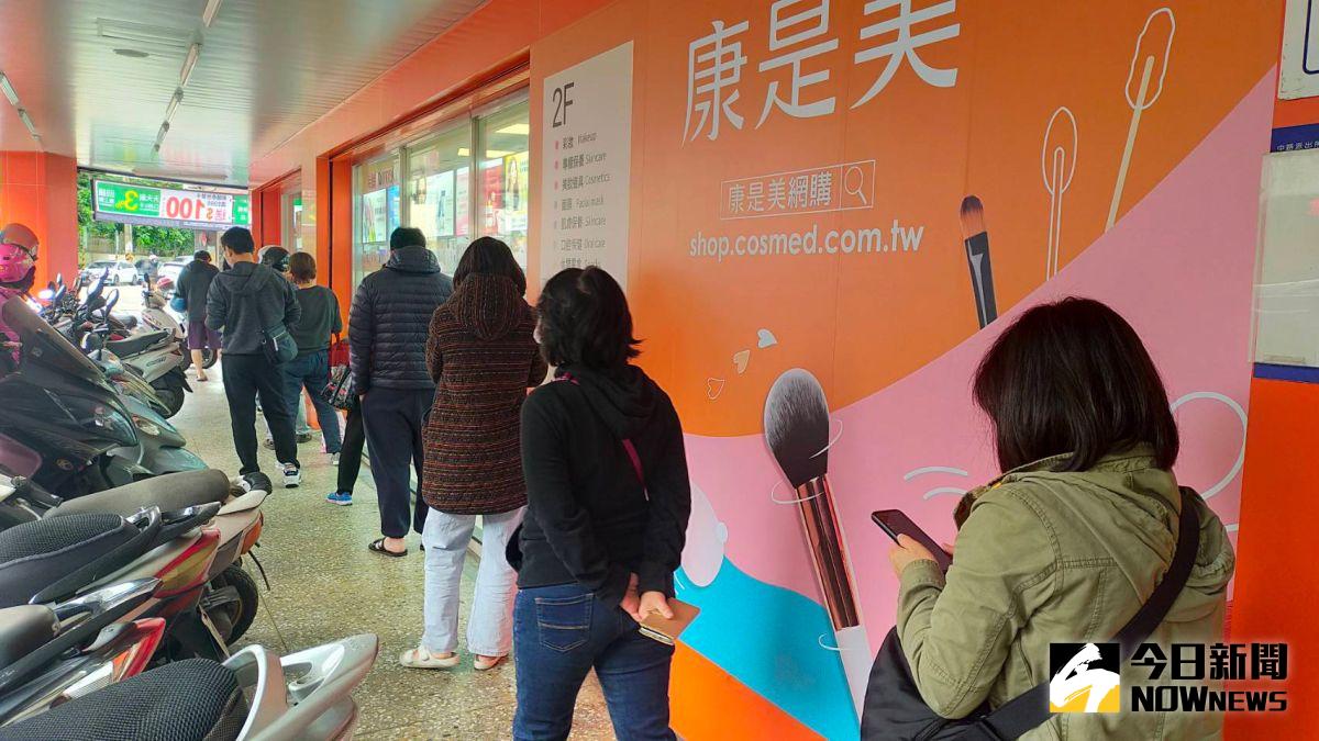 ▲雖然開放實名制購買快篩試劑，但每天民眾大排長龍仍然買不到快篩試劑。（圖／記者李春台攝，2022.05.03）