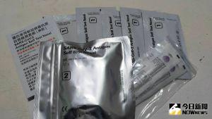 快篩試劑 ▲鄭文燦表示,希望中央在徵用及進口的快篩試劑充足後,可以考慮除了藥局通路,也可開放其他通路鋪貨讓民眾就近購買。(圖/記者李春台攝,2022.05.03)