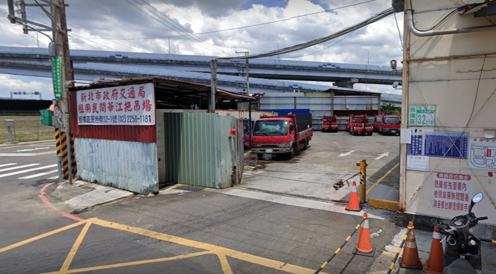 ▲程婦表示當天在華江拖吊場，僅向工作人員詢問該如何填寫表格，就無端遭到攻擊。（圖／翻攝自google地圖）