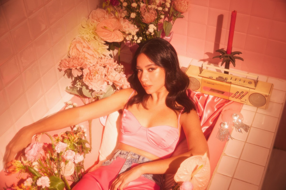 ▲瓦倫緹娜在4月28日發行全新英文單曲〈Bla Bli Blu〉。（圖／華納音樂）