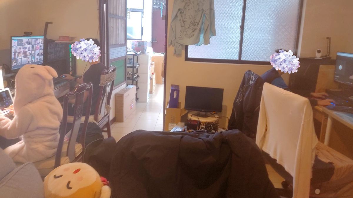 ▲有網友抱怨，家裡客廳就像網咖一樣，被孩子們佔據。（圖／爆廢公社二館）