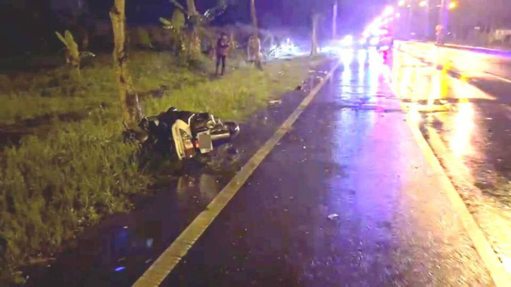 ▲男子疑因下雨視線不良撞上馬路上的牛，當場失去呼吸心跳。（圖／中央社）