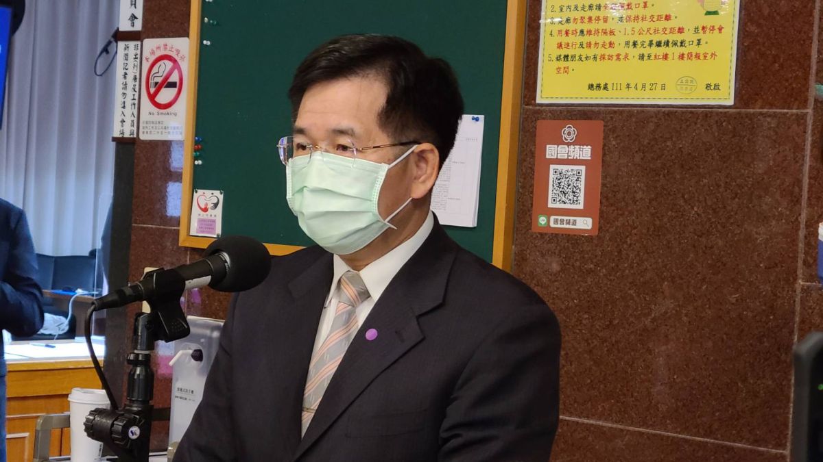 ▲教育部長潘文忠今（4）日在立法院受訪指出，已獲指揮中心和交通部協助，可將健康學生移至校外旅宿，確診生可移至集中檢疫所。（圖／記者李琦瑋攝，2022.05.04）