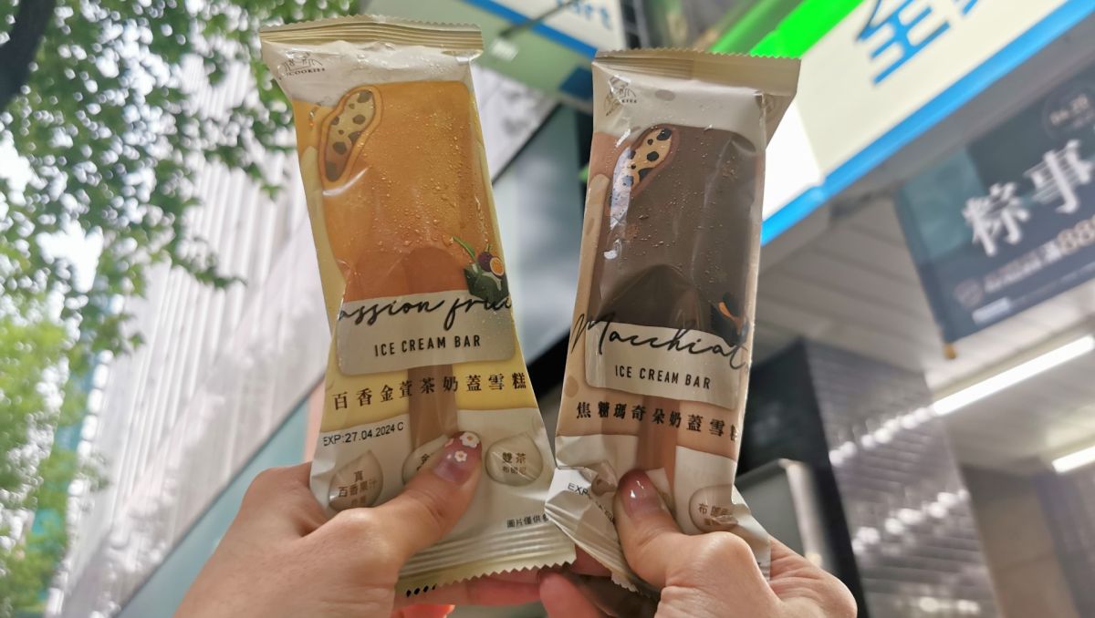 ▲古娃娃WA!COOKIES新冰報到，全家開賣「焦糖瑪奇朵奶蓋雪糕」、「百香金萱茶奶蓋雪糕」2款新口味，APP隨買跨店取祭出限量7折優惠。（圖／業者提供）