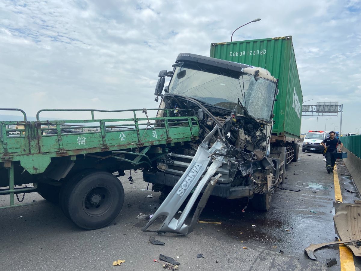 ▲今（4）日稍早，台61線西濱北上151公里處，發生3輛大貨車與2輛工程車追撞事故。（圖／翻攝畫面）