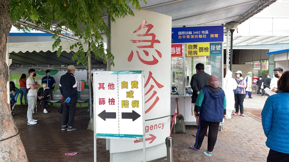 ▲中央流行指揮中心宣布，自5月12日起3類人快篩陽性且經醫事人員確認，就視為確定病例，但現在醫師已很忙，還要花時間辨別快篩真偽，專家建議可要求篩檢全程錄影，並讓基層診所及區域醫院加入診斷行列。（示意圖／資料照，台中榮總提供）