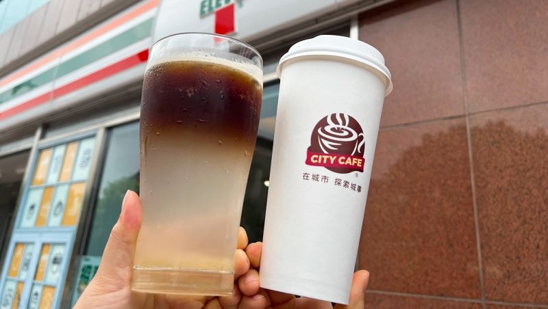 ▲喝膩冰美式、冰拿鐵，7-11宣布CITY CAFE開賣「完熟蘋果氣泡咖啡」，特大杯買5送2，平均單杯約60元。（圖／7-ELEVEN提供）