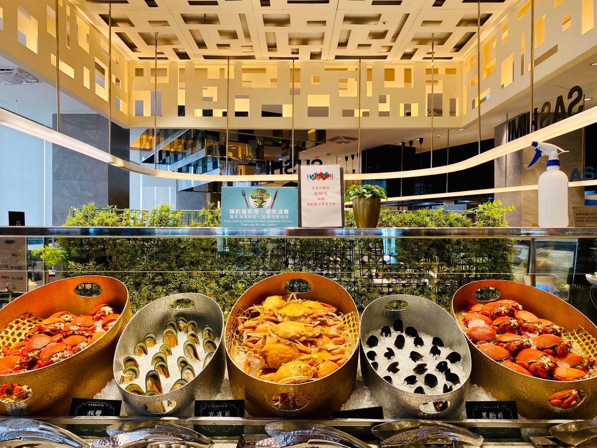 ▲民眾最愛的Buffet吃到飽餐廳又要變貴了，除了高雄漢來海港自助餐廳去年底即已宣告，今年將要調漲「台北以外」的店家，包括高雄萬豪酒店的豪享自助餐廳及京享蔬食百匯餐廳、高雄帕里巴黎自助餐、台中林酒店森林百匯共5大吃到飽餐廳，2/1起「漲價30～90元」最高漲幅11％。（圖／記者蕭涵云攝）