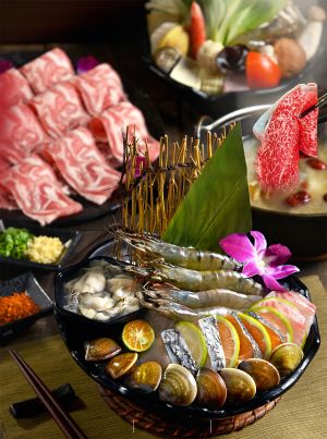 因應疫情大爆發 餐飲業祭優惠強推母親節外帶餐搶市 ▲築間餐飲集團旗下有之和牛鍋物放題,因應疫情推出外帶服務,即日起「海陸御膳特盛」套餐,優惠價788元。(圖/築間集團提供)
