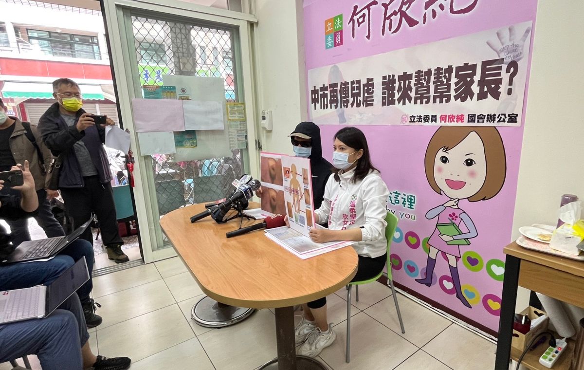 ▲立委何欣純服務處副主任賴美連（右）陪家長開記者會，痛批台中市虐嬰事件層出不窮。（圖／何欣純服務處提供，2022.05.04）