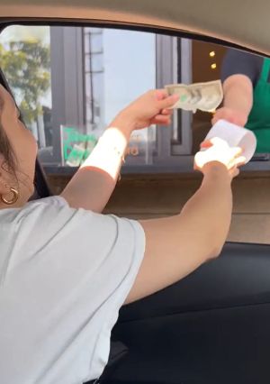 原PO將小費交給店員,並表示要投入強尼之箱。(圖/TiKTok:summervictoria_) ▲原PO將小費交給店員,並表示要投入強尼之箱。(圖/TiKTok:summervictoria_)