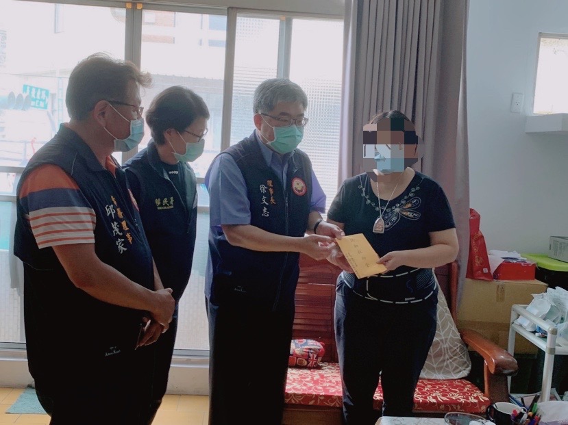 ▲嘉邑行善團徐文志理事長(右二)發送扶助救助金予新住民金蘭(右一)。（圖／移民署提供）